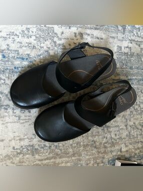 Thea Veg Tan Black Bottoms